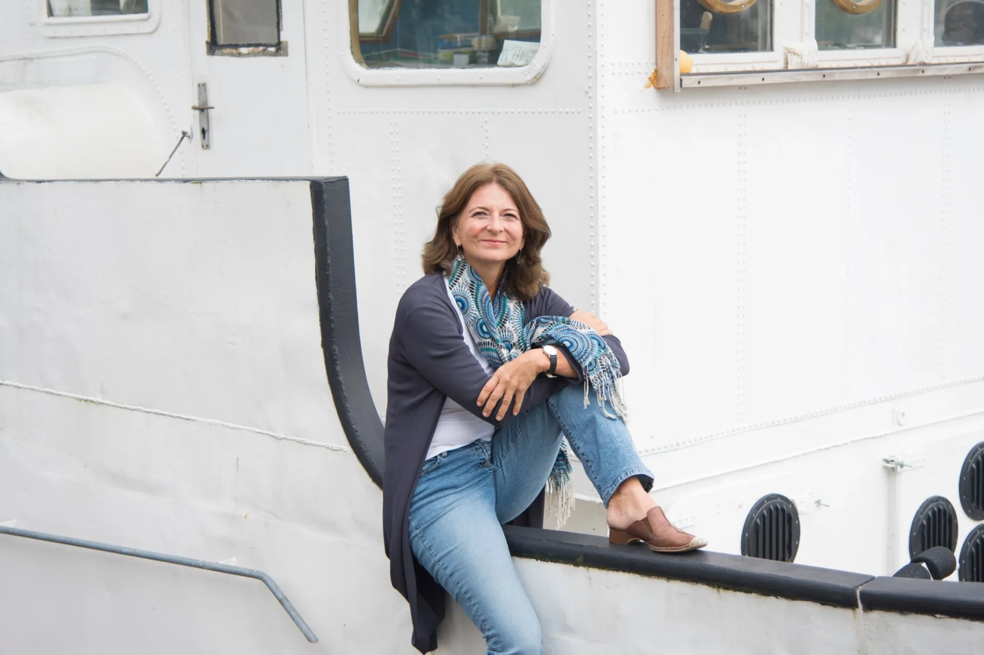 Kerstin Hack auf der Reling ihres Hausboots in Berlin